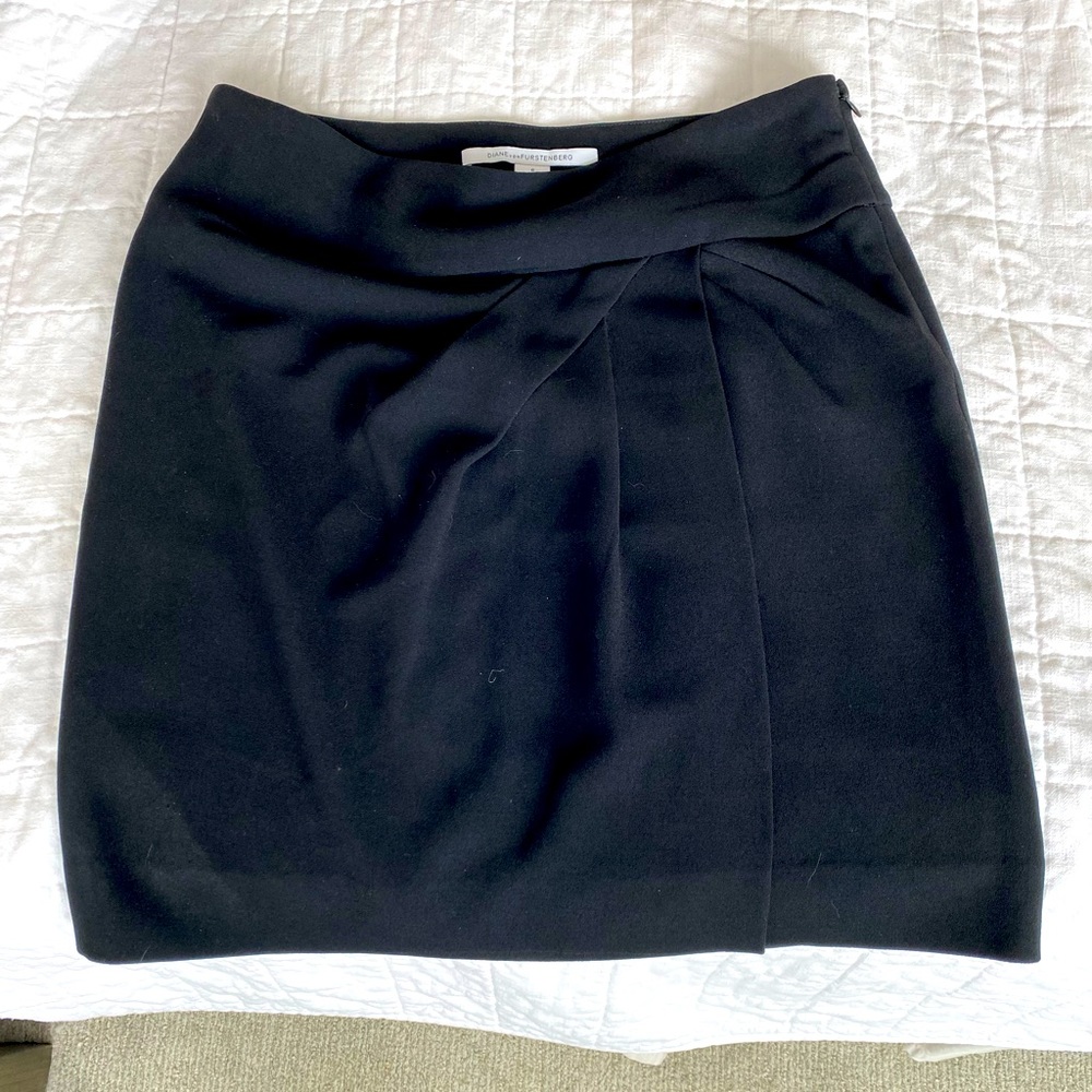 DVF DIANE VON FURSTENBERG SIZE 6 Black Lata Skirt Crepe Pleated
